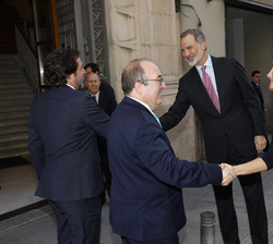 Sus Majestades los Reyes son recibidos por el ministro de Cultura y Deporte, Miquel Iceta y el presidente del Ateneo de Madrid, Luis Arroyo