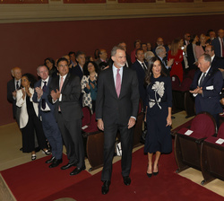 Sus Majestades los Reyes reciben un caloroso recibiento a su llegada al Ateneo de Madrid