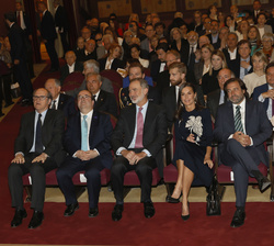 Sus Majestades los Reyes en primera fila de asientos junto al ministro de Cultura y Deporte, el Defensor del Pueblo, el presidente del Ateneo de Madri