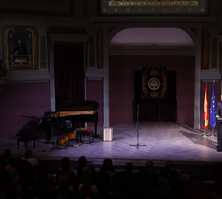 Vista general del escenario durante la intervención de Su Majestad el Rey en el acto conmemorativo del Bicentenario del Ateneo de Madrid