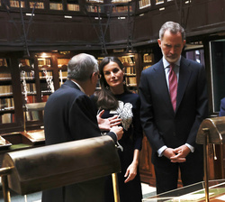 Sus Majestades los Reyes visitan la exposición “Dos siglos buscando la luz”