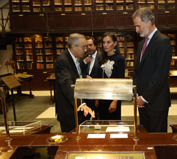 Sus Majestades los Reyes visitan la exposición “Dos siglos buscando la luz”