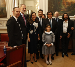 Fotografía de grupo de Sus Majestades los Reyes con los participantes en el acto conmemorativo del Bicentenario del Ateneo de Madrid