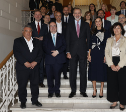Fotografía de grupo de Sus Majestades los Reyes con una representación de los trabajadores del Ateneo de Madrid