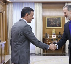 Su Majestad el Rey recibe el saludo del presidente del Gobierno, Pedro Sánchez