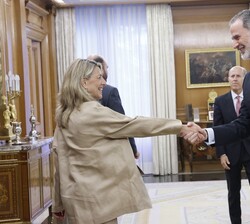 EL Rey recibe el saludo de la vicepresidenta segunda del Gobierno y ministra de Trabajo y Economía Social, Yolanda Diaz