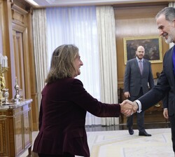Don Felipe recibe el saludo de la vicepresidenta tercera del Gobierno y ministra para la Transición Ecológica y el Reto Demográfico, Teresa Ribera