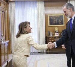 Su Majestad el Rey recibe el saludo de la ministra de Transportes, Movilidad y Agenda Urbana, Raquel Sanchez Jiménez