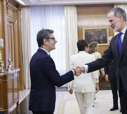 El Rey recibe el saludo del ministro de la Presidencia, Relaciones con las Cortes y Memoria Democrática, Félix Bolaños García