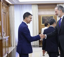 Don Felipe recibe el saludo del ministro de Industria, Comercio y Turismo, Héctor Gómez