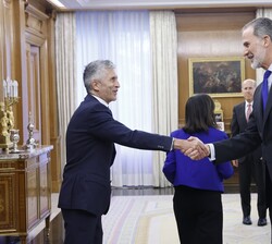 El Rey recibe el saludo del ministro del Interior, Fernando Grande-Marlaska