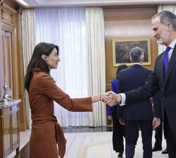 Su Majestad el Rey recibe el saludo de la ministra de Justicia, Pilar Llop