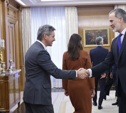 Don Felipe recibe el saludo del ministro de Sanidad, José Manuel Miñones