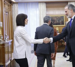 El Rey recibe el saludo de la ministra de Ciencia e Innovación, Diana Morant