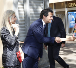Su Majestad la Reina es recibida por el alcalde de Córdoba, José María Bellido