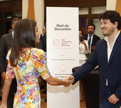 Su Majestad la Reina recibe el saludo de Unai Díez e Isabel Atance de la Red de Docentes para el Desarrollo