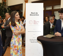 Su Majestad la Reina atiende a las explicaciones de Unai Díez e Isabel Atance de la Red de Docentes para el Desarrollo