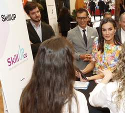 Su Majestad la Reina atiende a las explicaciones de Mireia Tronchoni y Alba Álverez de la App interactiva Skill Up