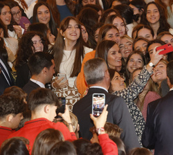 Su Majestad la Reina a su llegada al auditorio con los jóvenes participantes en la tercera etapa del “Tour del Talento” 