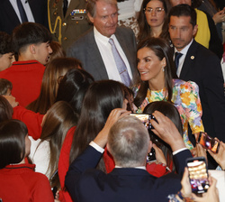 Su Majestad la Reina a su llegada al auditorio saluda a los jóvenes participantes en la tercera etapa del “Tour del Talento” 