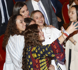 Su Majestad la Reina en el patio de butacas se fotografía con jóvenes participantes en la tercera etapa del “Tour del Talento” 