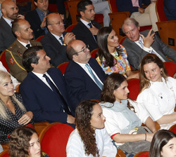 Su Majestad la Reina en el patio de butacas con las autoridades y personalidades asistentes al acto
