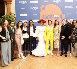 Fotografía de grupo de Su Majestad la Reina con los artistas y ponentes participantes en el desarrollo de la ceremonia