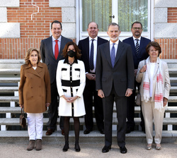 Su Majestad el Rey junto a los miembros del Consejo de Administración del Grupo Juste
