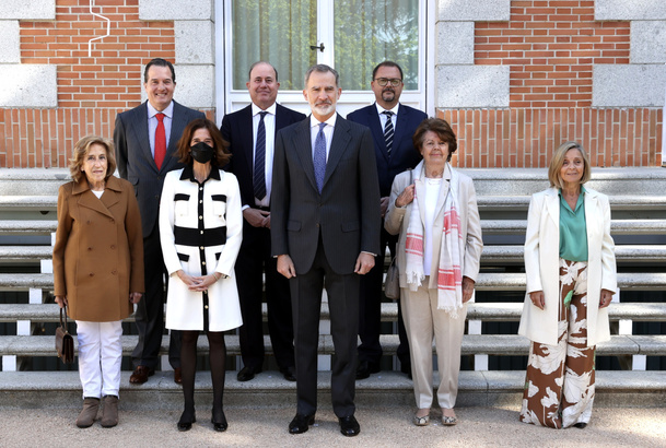 Su Majestad el Rey junto a los miembros del Consejo de Administración del Grupo Juste