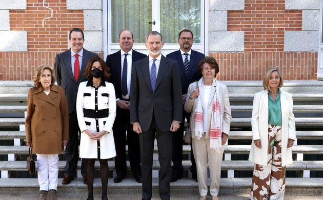 Su Majestad el Rey junto a los miembros del Consejo de Administración del Grupo Juste