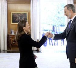 Su Majestad el Rey recibe el saludo de la decana de la Diputación de la Grandeza, Cristina de Ulloa, Duquesa de Arcos