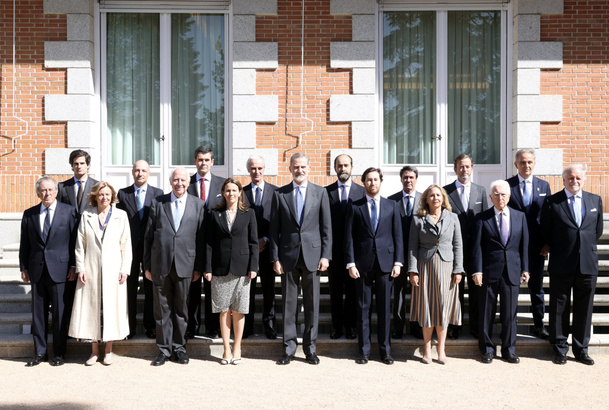 Su Majestad el Rey junto a los miembros del Consejo de la Diputación Permanente de la Grandeza de España y Títulos del Reino