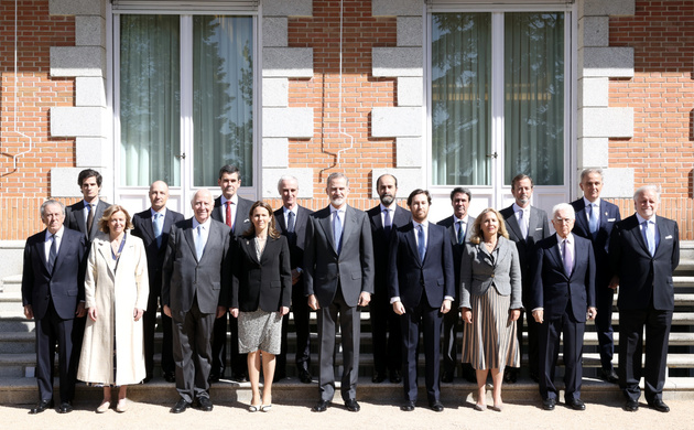 Su Majestad el Rey junto a los miembros del Consejo de la Diputación Permanente de la Grandeza de España y Títulos del Reino