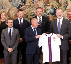 Su Majestad el Rey recibe de manos del presidente del Jaén C.F. la camiseta conmemorativa del Centenario del Club