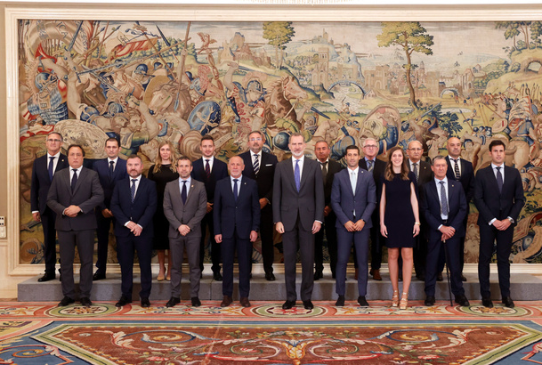 Su Majestad el Rey junto a la representación del Real Jaén Club de Fútbol