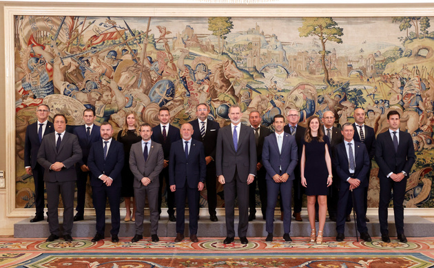 Su Majestad el Rey junto a la representación del Real Jaén Club de Fútbol