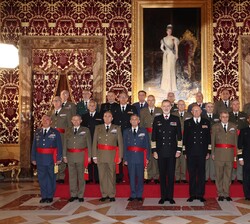 Su Majestad el Rey junto a los oficiales  perteneceientes a promociones que conmemortan su cuadragésimo aniversario de egreso de las academias