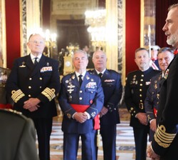 Su Majestad el Rey conversa con los oficiales durante la audiencia