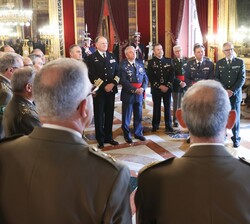 Durante la audiencia, Su Majestad el Rey conversa con los oficiales asistentes