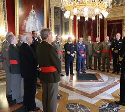 Su Majestad el Rey y los oficiales egresados de las academias que conmemoran su cuadragésimo aniversario conversan durante la audiencia