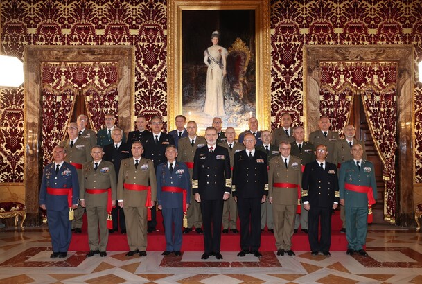 Su Majestad el Rey junto a los oficiales  perteneceientes a promociones que conmemortan su cuadragésimo aniversario de egreso de las academias