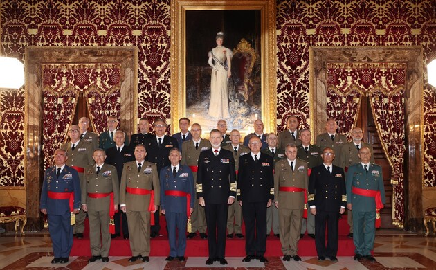 Su Majestad el Rey junto a los oficiales  perteneceientes a promociones que conmemortan su cuadragésimo aniversario de egreso de las academias