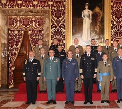 Su Majestad el Rey junto a un grupo de Coroneles y Capitanes de Navío que asistieron a la audiencia militar