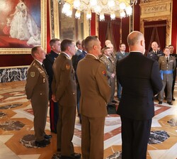 Su Majestad el Rey conversa con los asistentes a la audiencia
