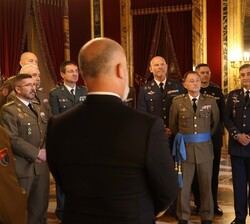 Su Majestad el Rey y los Coroneles y Capitanes de Navío conversan durante la audiencia