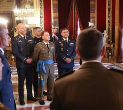 Su Majestad el Rey durante la audiencia militar con un grupo de coroneles y a un capitán de navío