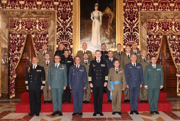 Su Majestad el Rey junto a un grupo de Coroneles y Capitanes de Navío que asistieron a la audiencia militar