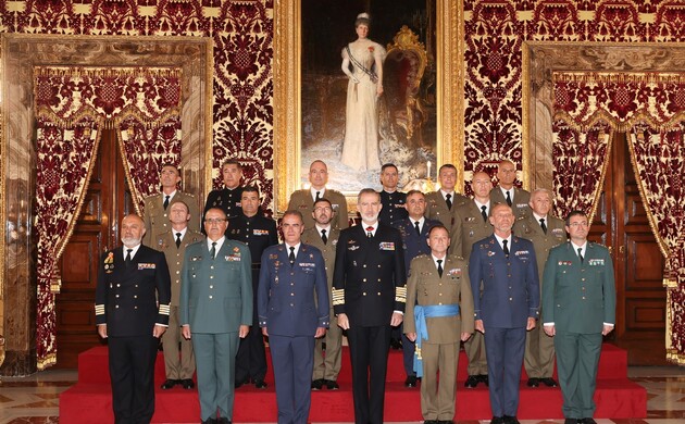 Su Majestad el Rey junto a un grupo de Coroneles y Capitanes de Navío que asistieron a la audiencia militar