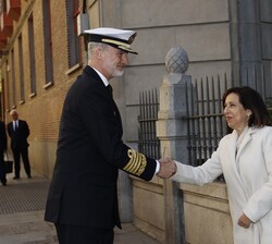 A su llegada, Su Majestad el Rey recibe el saludo de la ministra de Defensa, Margarita Robles