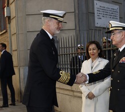 A su llegada, Su Majestad el Rey recibe el saludo del Jefe de Estado Mayor de la Defensa (JEMAD), el almirante General Teodoro Esteban López Calderón